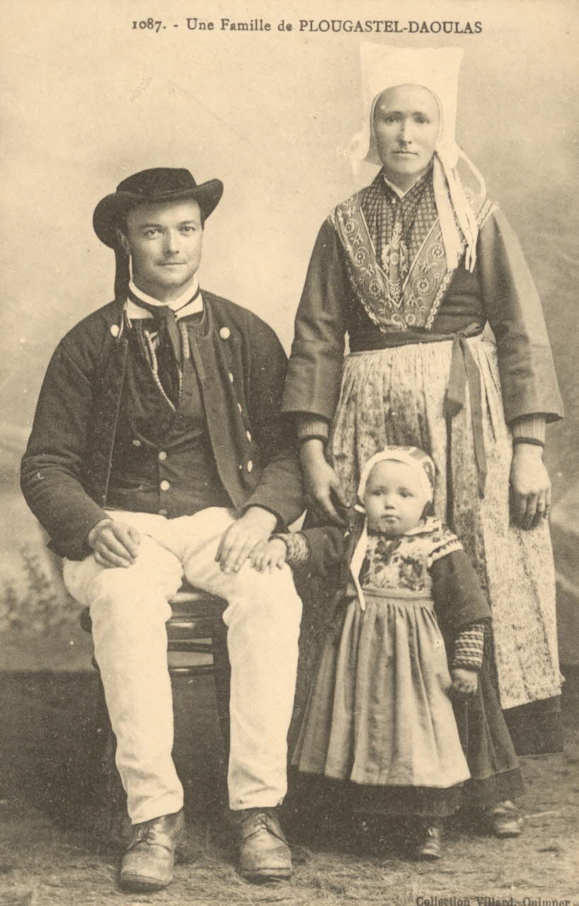 carte postale UNE FAMILLE DE PLOUGASTEL Finistère 1903-1920 019521 Photo