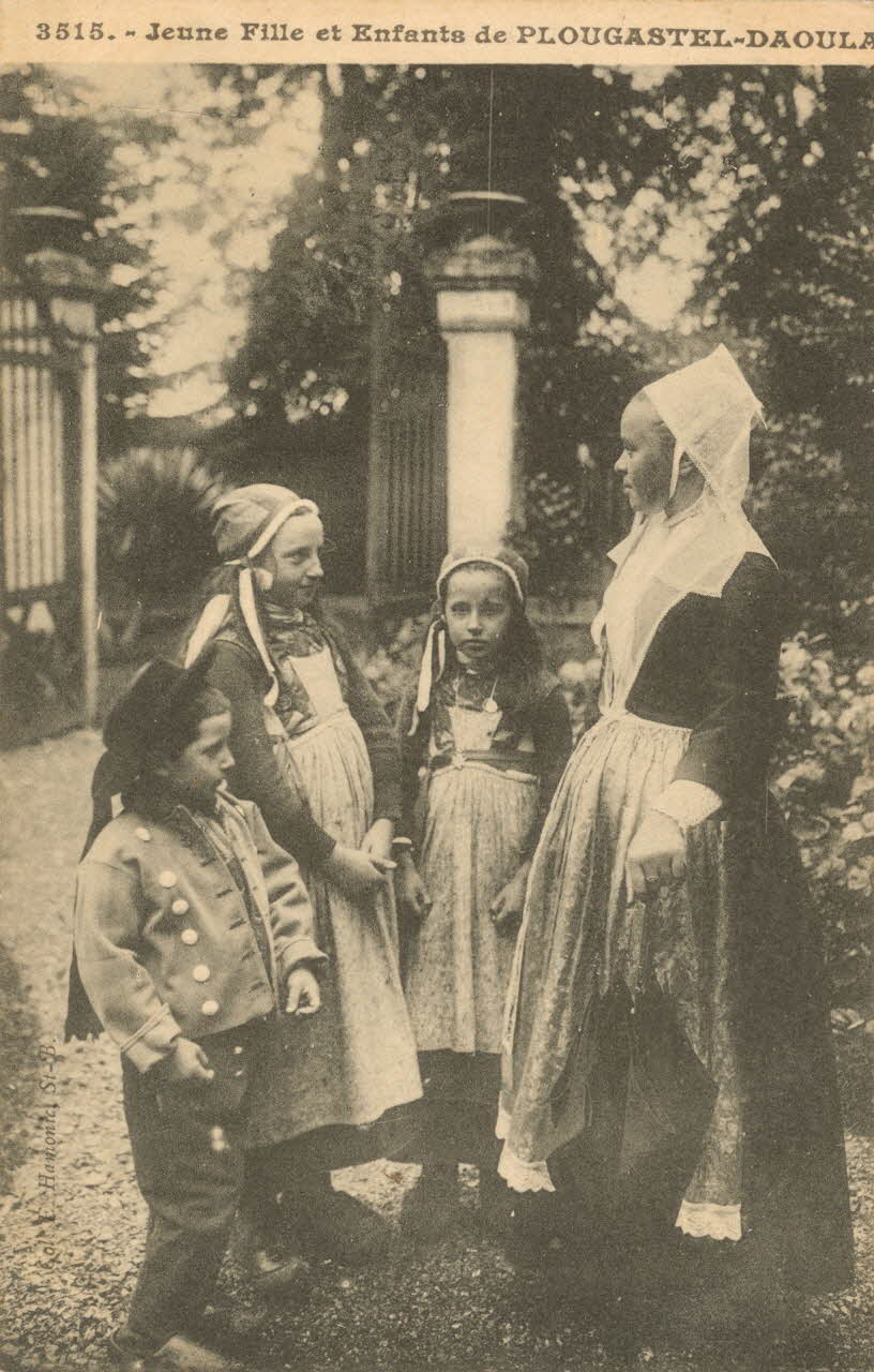 carte postale JEUNE FILLE ET ENFANTS Finistère 1903-1920 019528 Photo