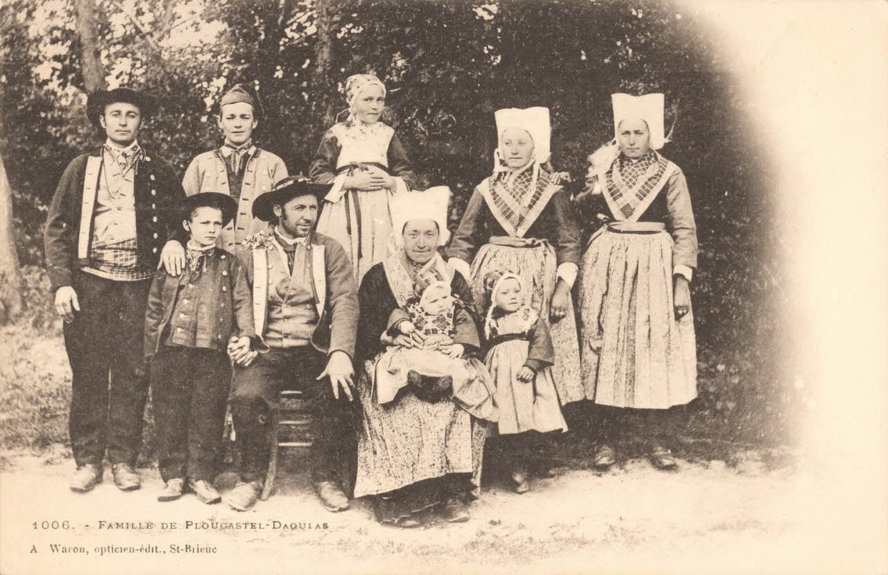 carte postale FAMILLE DE PLOUGASTEL Finistère 1903 019534 Photo