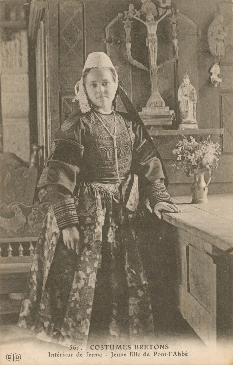 carte postale INTERIEUR DE FERME ; JEUNE FILLE Finistère 1903-1920 019658 Photo