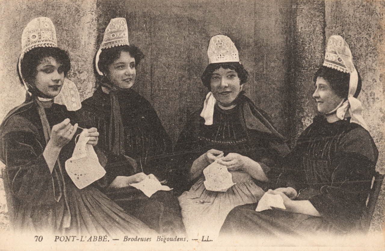 carte postale BRODEUSES BIGOUDEN Finistère 1903-1920 019688 Photo