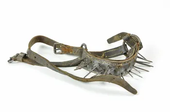 EMPECHE-TETER stachelhalfter 1971.25.4 Photo Mucem