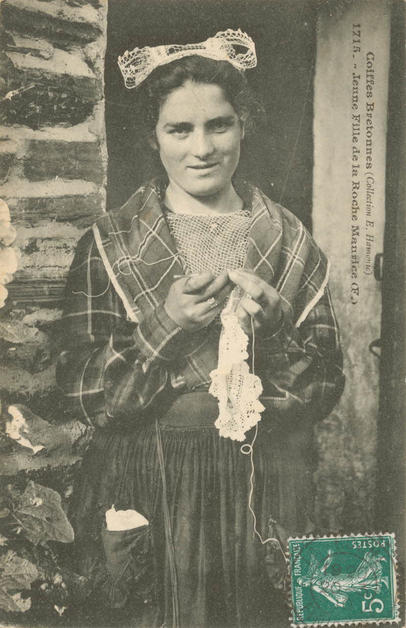 carte postale JEUNE FILLE DE LA ROCHE Finistère 1910 019805 Photo
