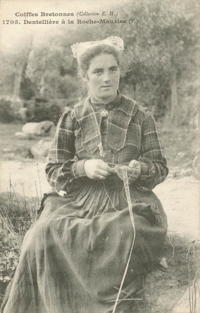 carte postale DENTELLIERE A LA ROCHE MAURICE Finistère 1903-1920 019807 Photo