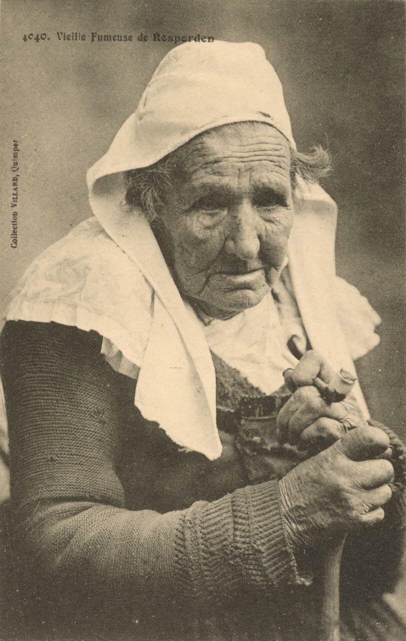 carte postale VIEILLE FUMEUSE Finistère 1903-1920 019823 Photo