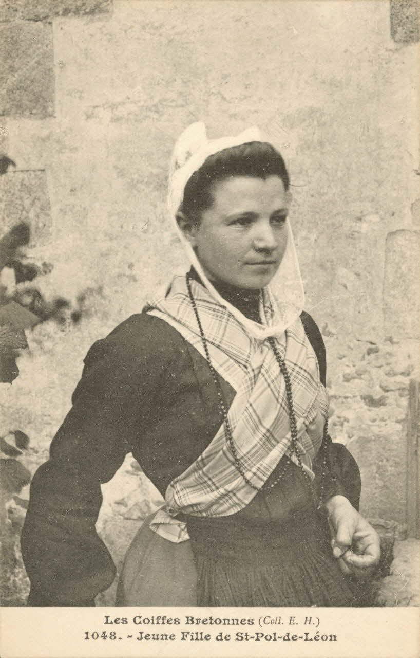 carte postale JEUNE FILLE Finistère 1903-1920 019849 Photo
