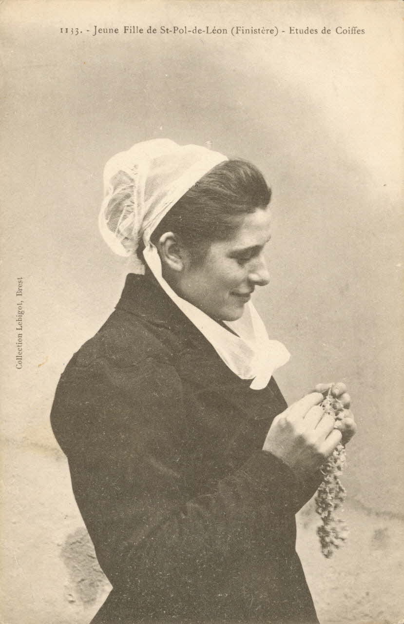 carte postale JEUNE FILLE Finistère 1903-1920 019850 Photo
