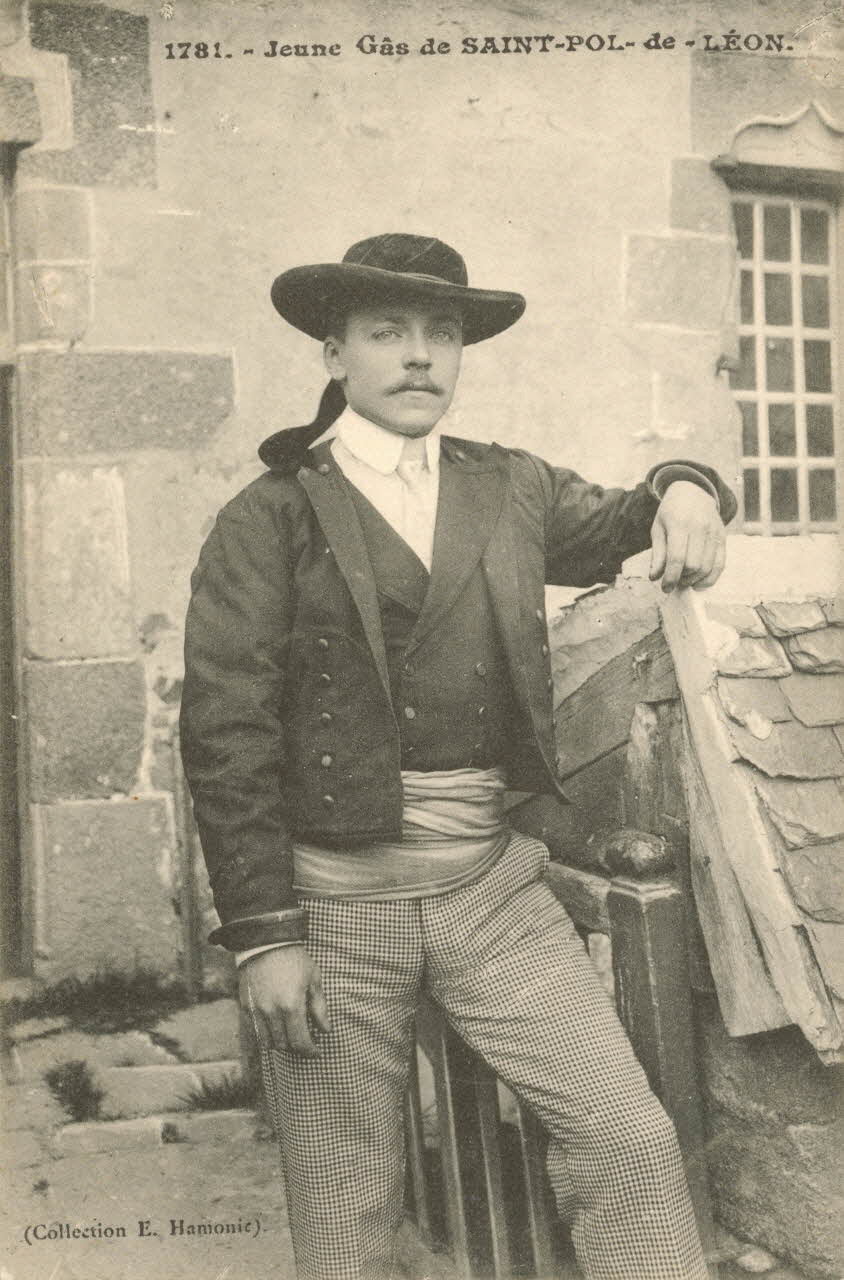 carte postale JEUNE GAS DE ST POL DE LEON Finistère 1903-1920 019852 Photo