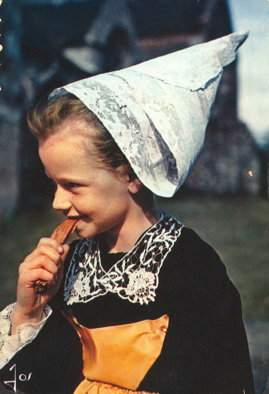 carte postale FILLETTE EN COSTUME Finistère 1950 019919 Photo