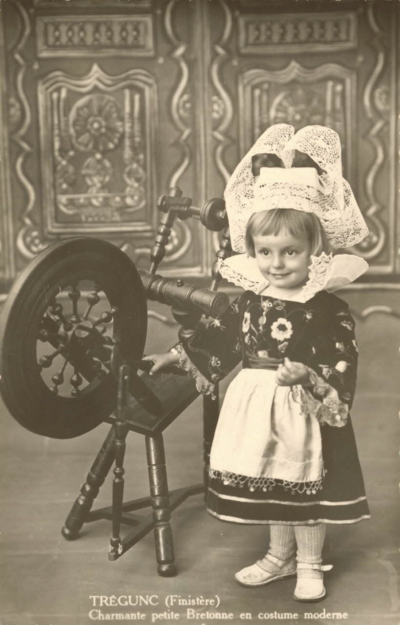 carte postale PETITE BRETONNE EN COSTUME MODERNE Finistère 1950 019927 Photo