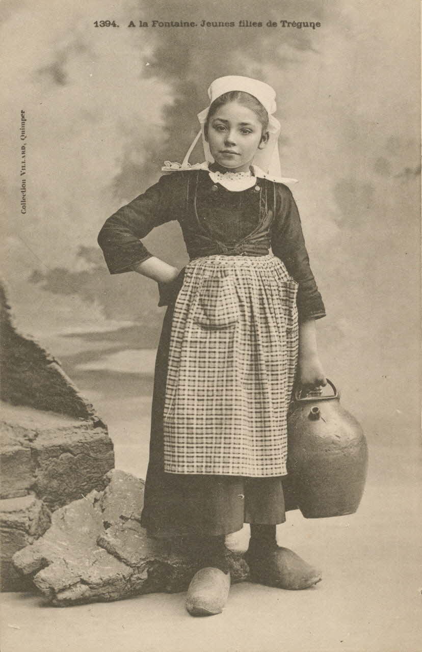 carte postale JEUNE FILLE A LA FONTAINE Finistère 1903-1920 019928 Photo