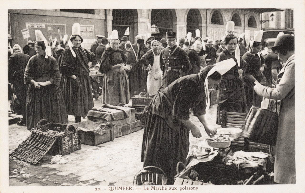 carte postale LE MARCHE AUX POISSONS Finistère 1930 019979 Photo