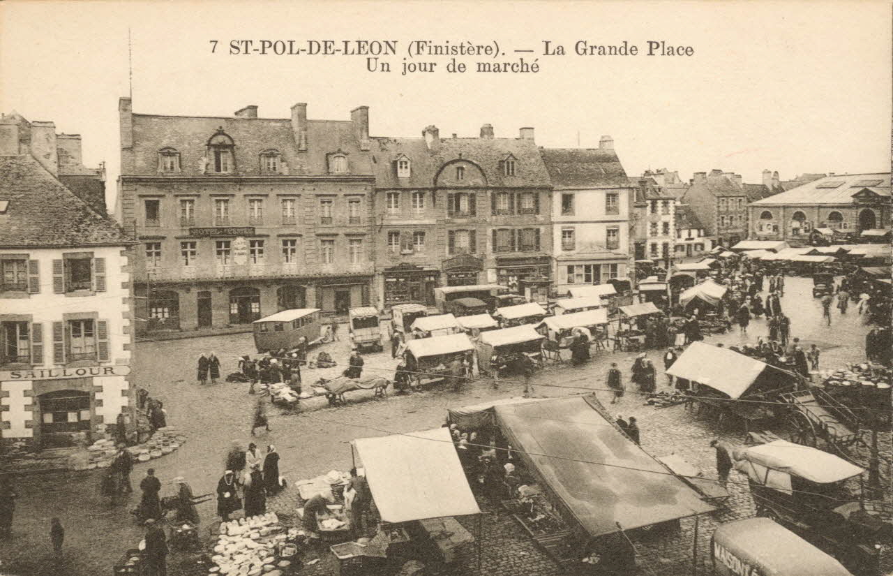 carte postale LA GRANDE PLACE UN JOUR DE MARCHE Finistère 1903-1920 019992 Photo