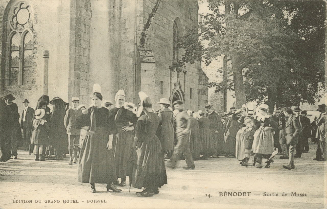 carte postale SORTIE DE MESSE Finistère 1903-1920 020001 Photo