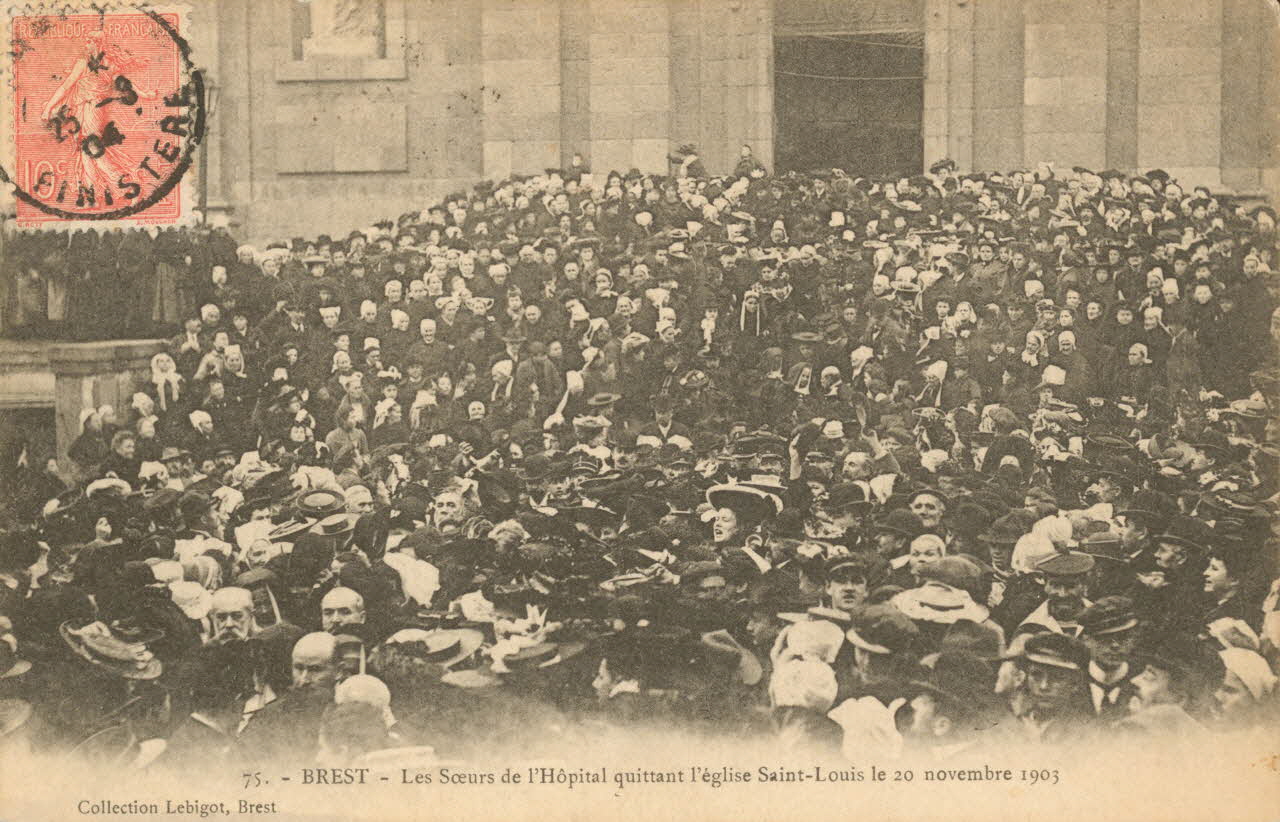 carte postale SOEURS QUITTANT L'EGLISE ST LOUIS Finistère 1903 020002 Photo