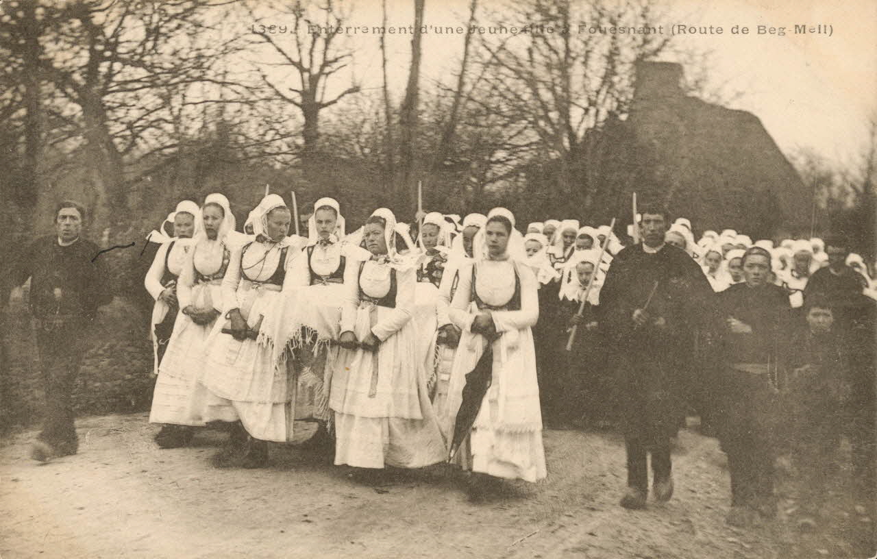carte postale ENTERREMENT D'UNE JEUNE FILLE Finistère 1903 020020 Photo