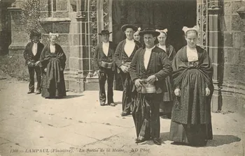 carte postale LA SORTIE DE LA MESSE Finistère 1903-1920 020022 Photo