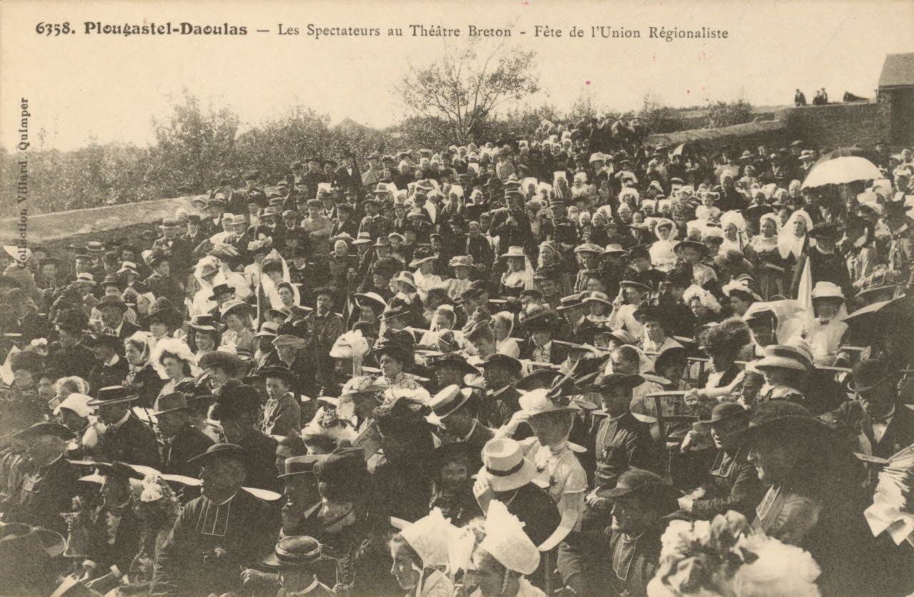carte postale SPECTATEURS AU THEATRE BRETON Finistère 1903-1920 020029 Photo