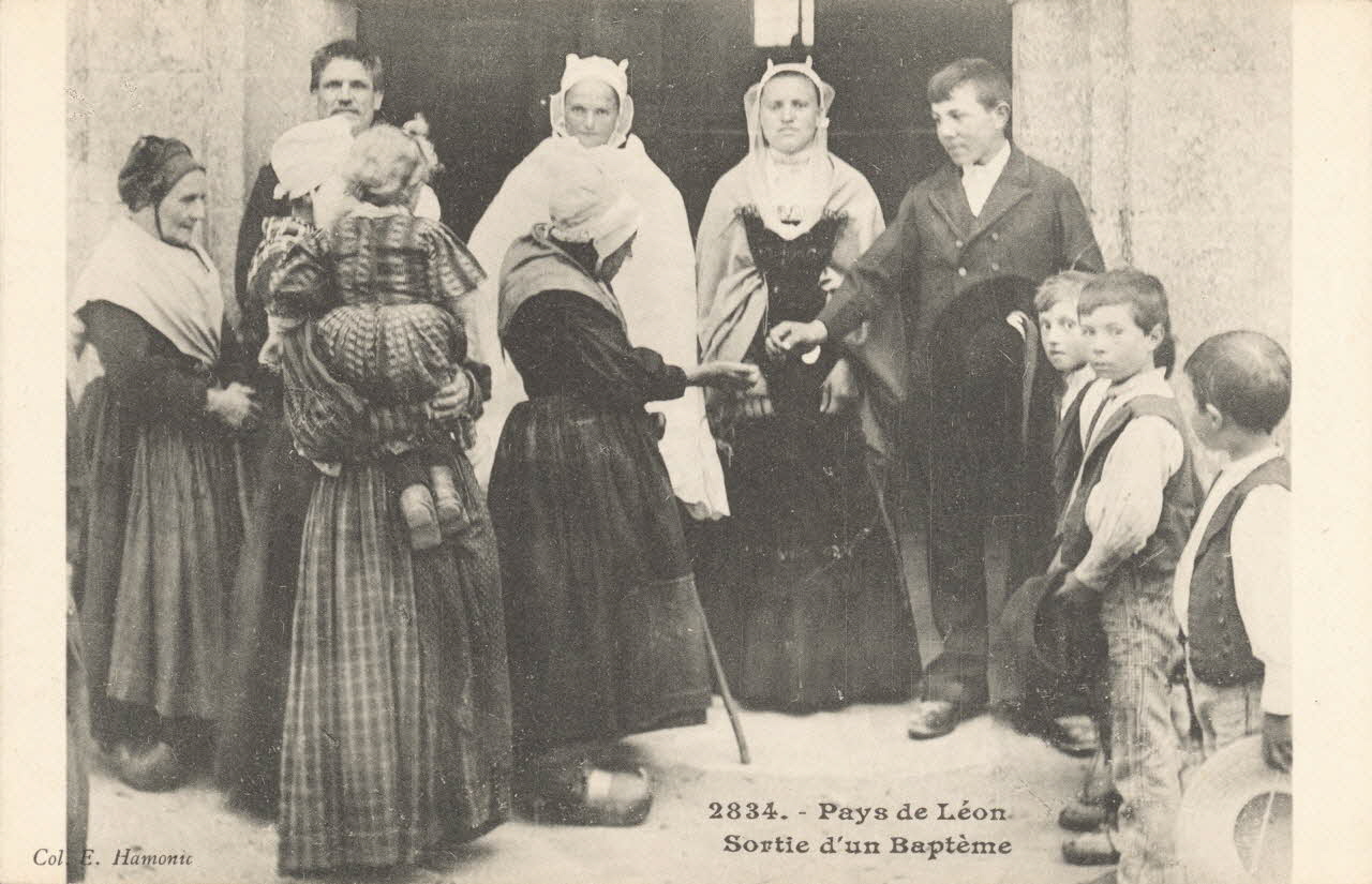 carte postale SORTIE D'UN BAPTEME Finistère 1903-1920 020055 Photo