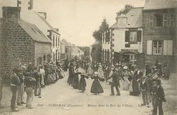 carte postale DANSE DANS LA RUE DU VILLAGE Finistère 1903-1920 020088 Photo