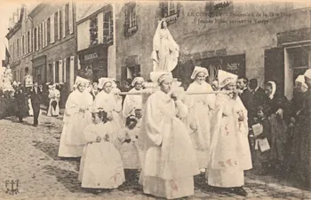 carte postale JEUNES FILLES PORTANT LA VIERGE Finistère 1903-1920 020130  Photo