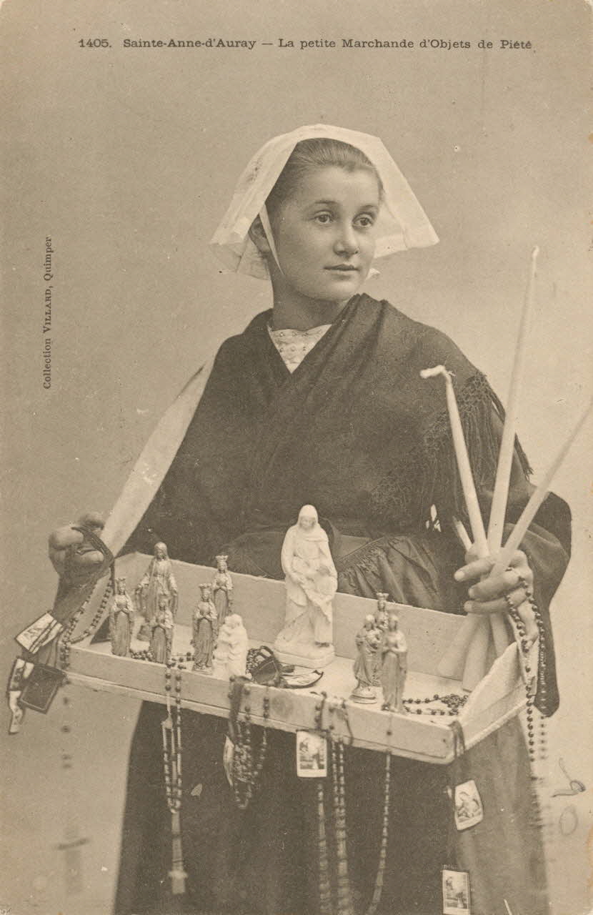 carte postale PETITE MARCHANDE D'OBJETS DE PIETE Morbihan 1903 020137 Photo