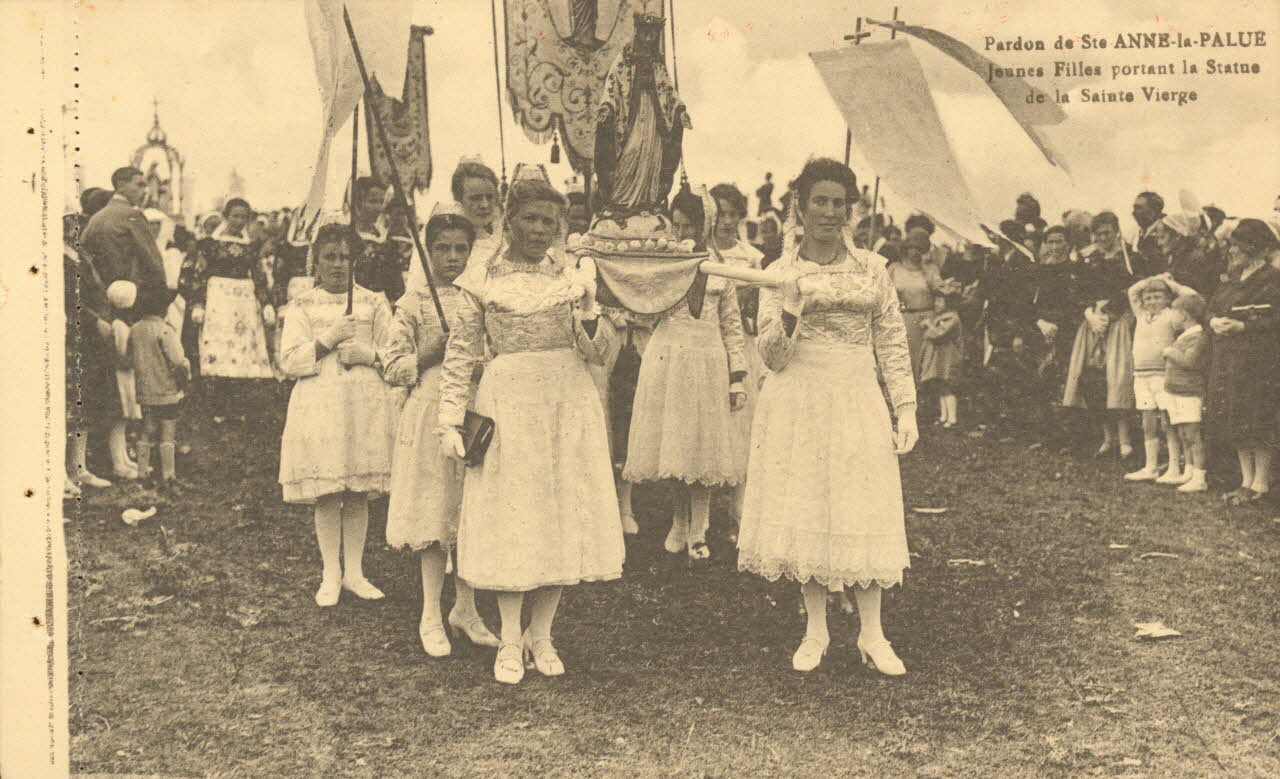 carte postale JEUNES FILLES PORTANT STE VIERGE Finistère 1903-1920 020220 Photo