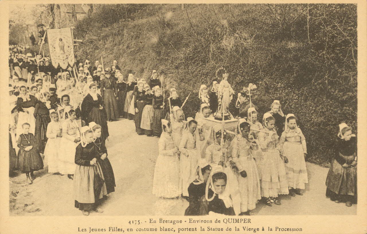 carte postale JEUNES FILLES A LA PROCESSION Finistère 1903-1920 020308 Photo