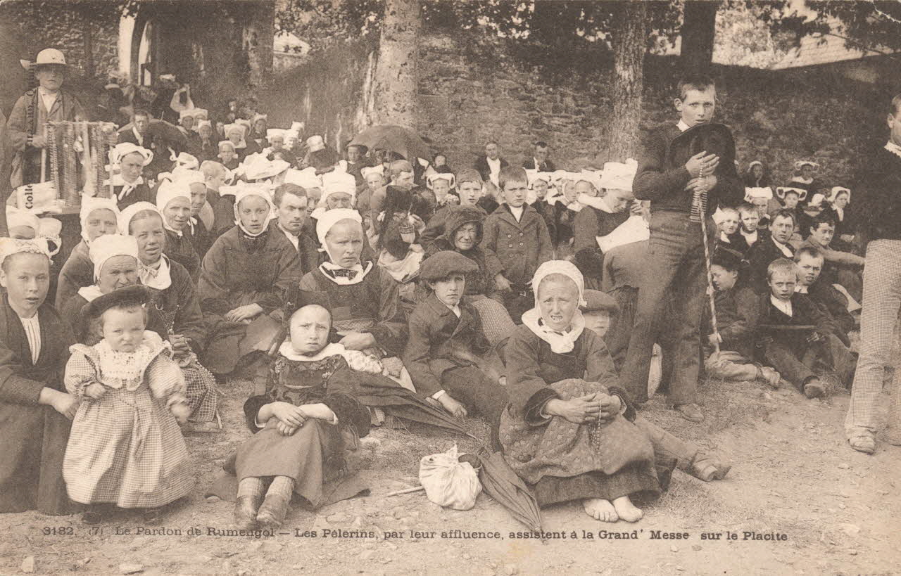carte postale PELERINS A LA GRAND'MESSE Finistère 1903 020317 Photo