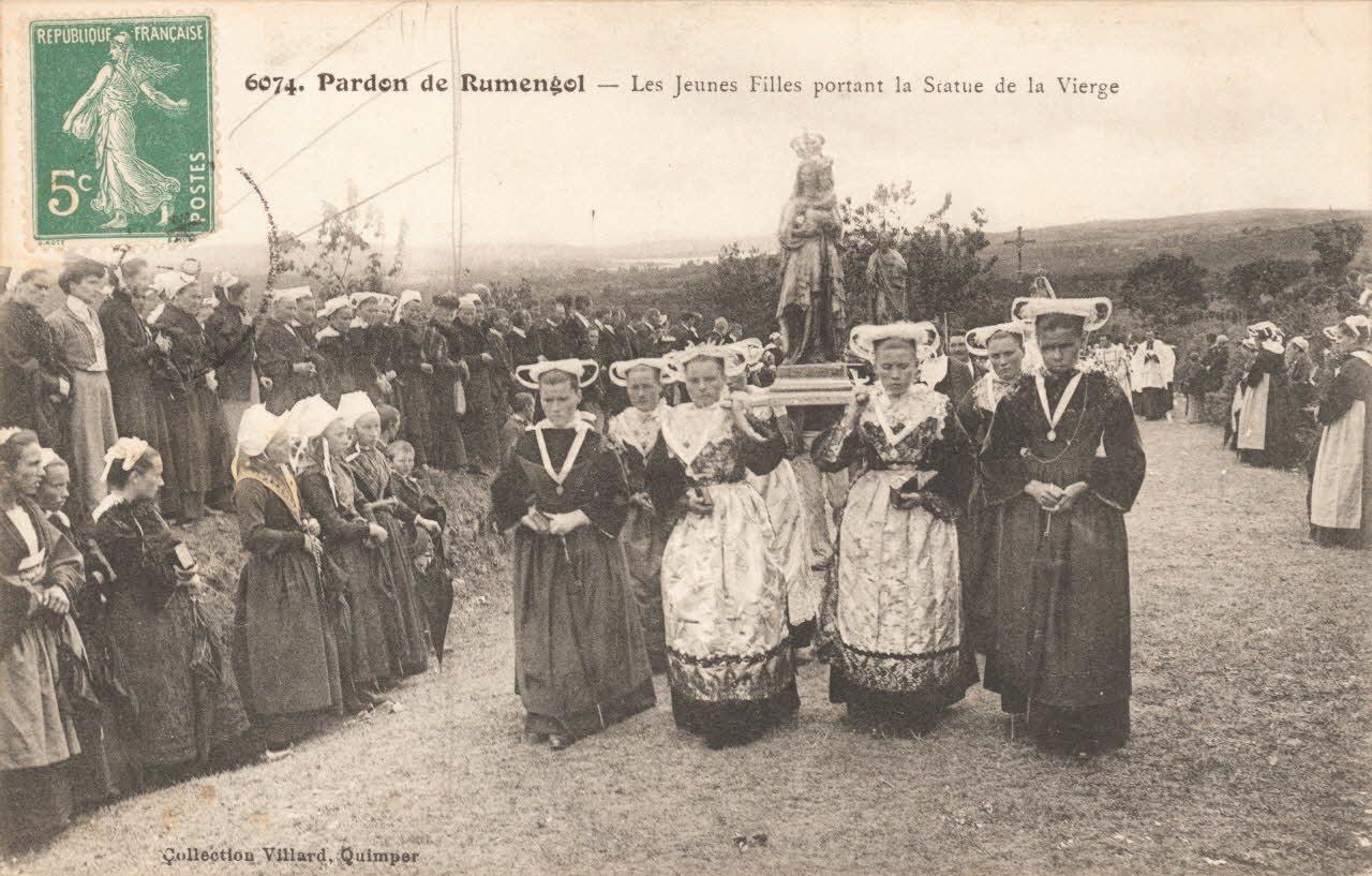 carte postale JEUNES FILLES PORTANT LA VIERGE Finistère 1908 020319 Photo