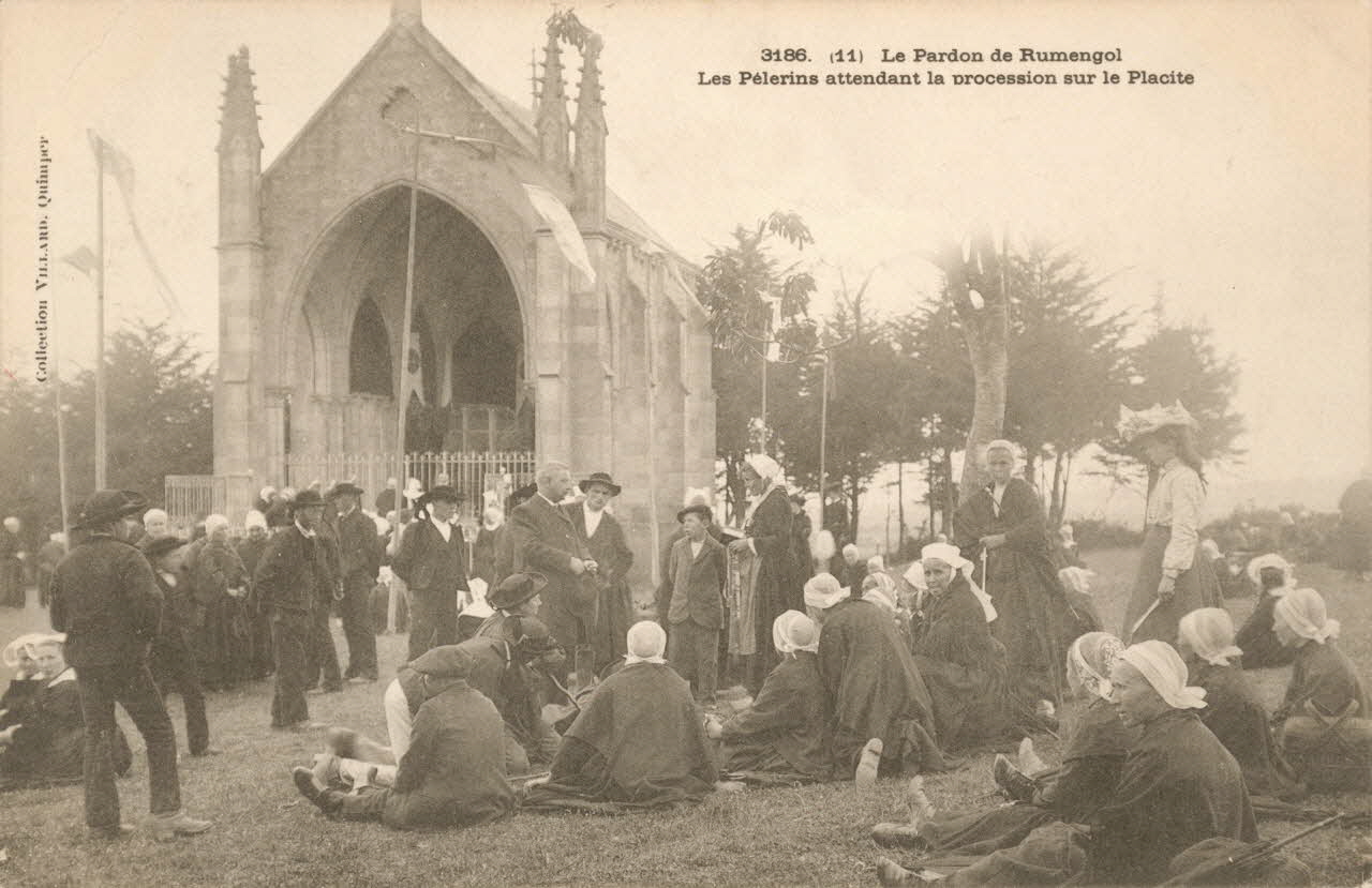 carte postale PELERINS ATTENDANT LA PROCESSION Finistère 1903 020322 Photo