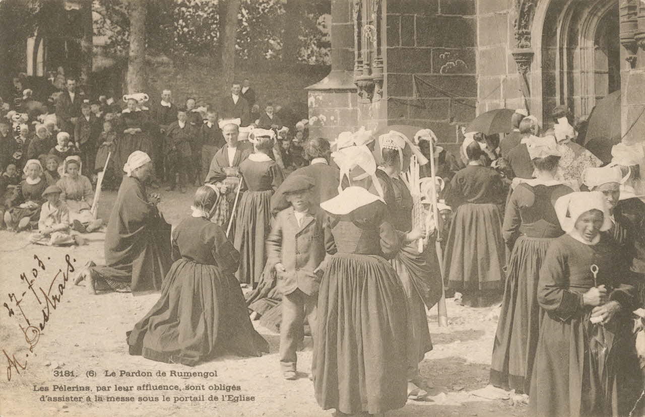 carte postale LES PELERINS A LA MESSE Finistère 1903 020324 Photo