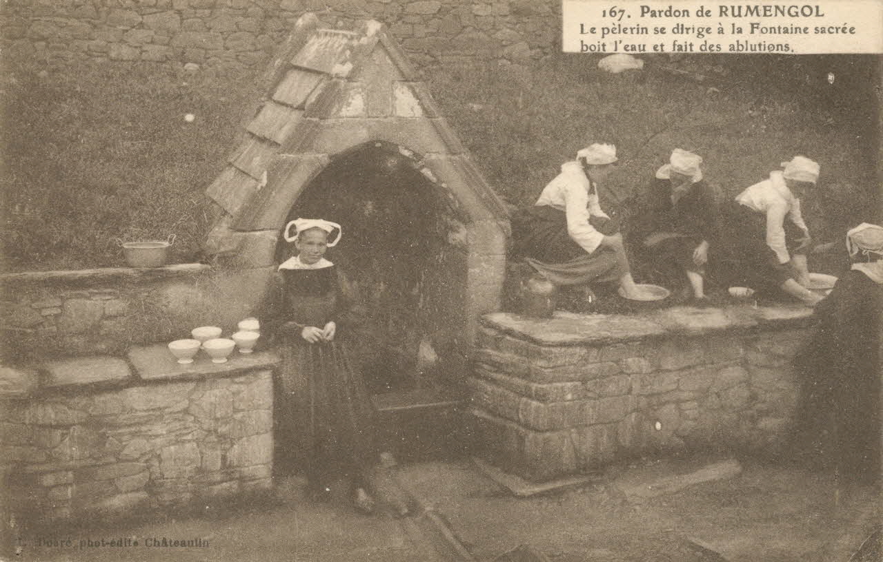 carte postale LE PELERIN BOIT L'EAU, ABLUTIONS Finistère 1903-1920 020325 Photo