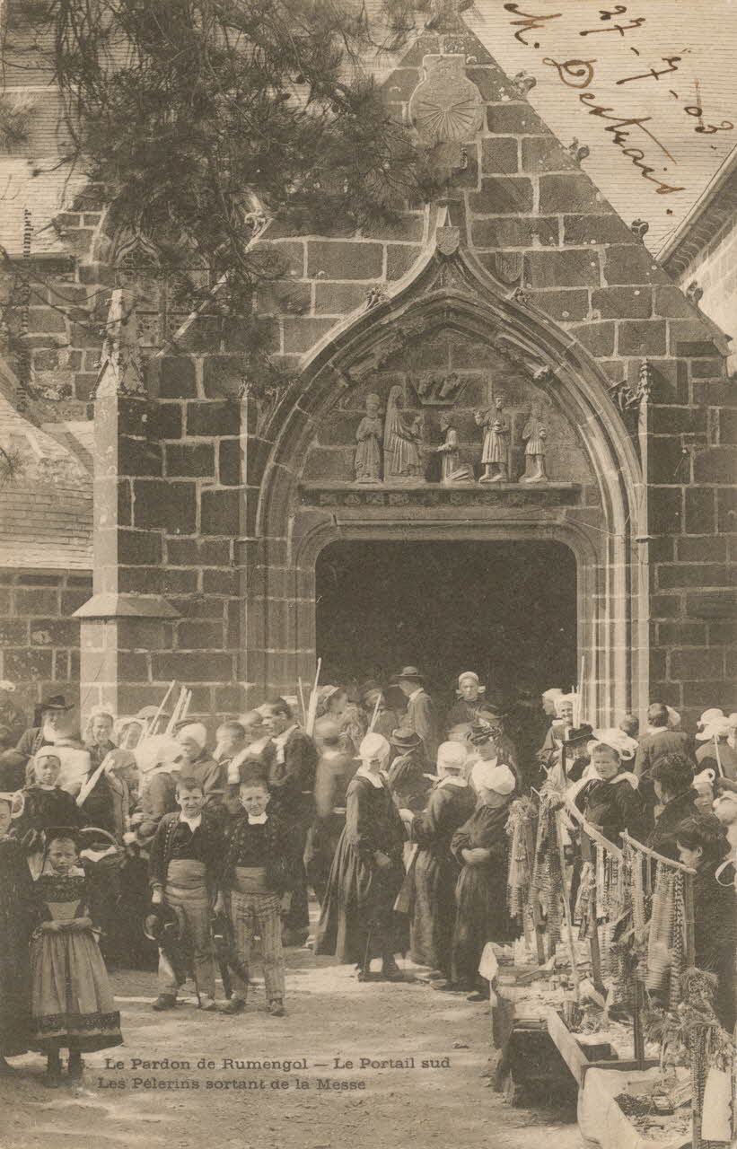 carte postale LES PELERINS SORTANT DE LA MESSE Finistère 1903 020326 Photo