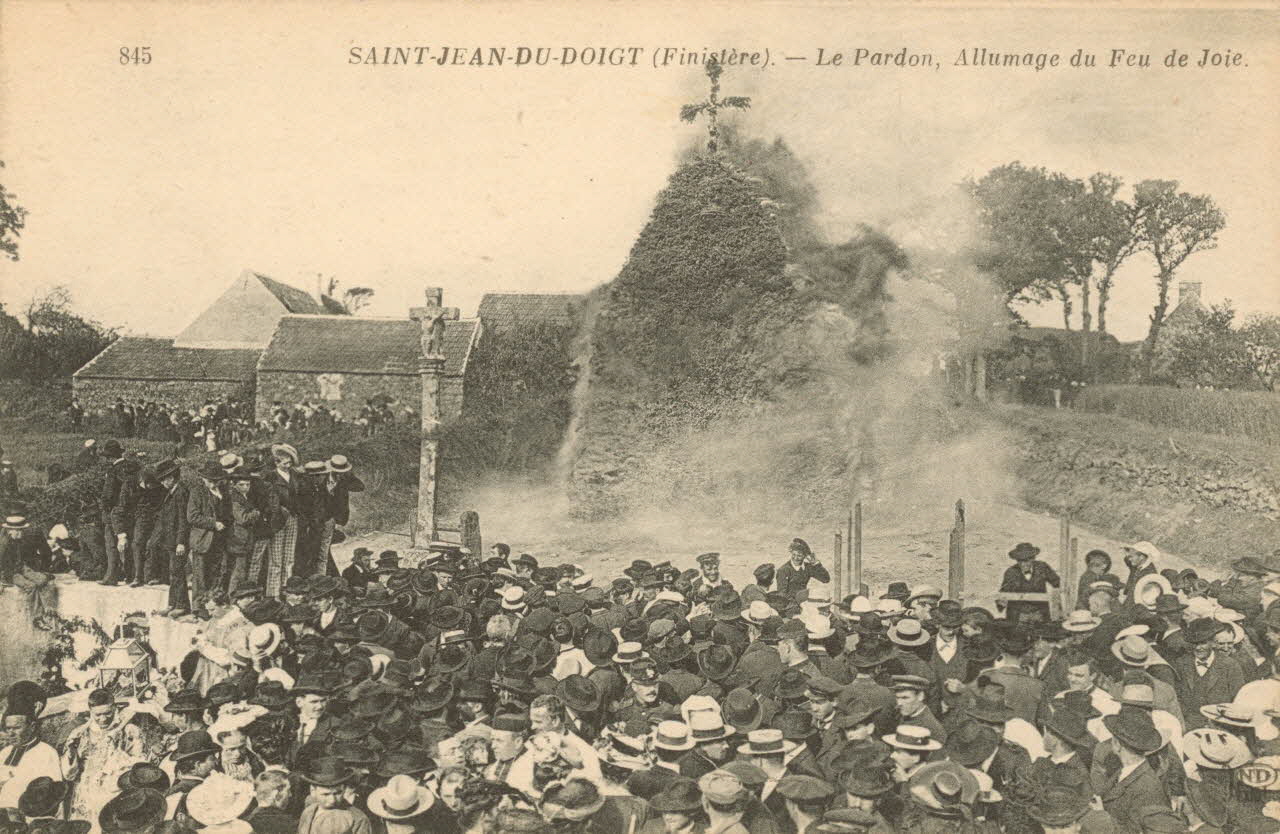 carte postale ALLUMAGE DU FEU DE JOIE Finistère 1903-1920 020337 Photo