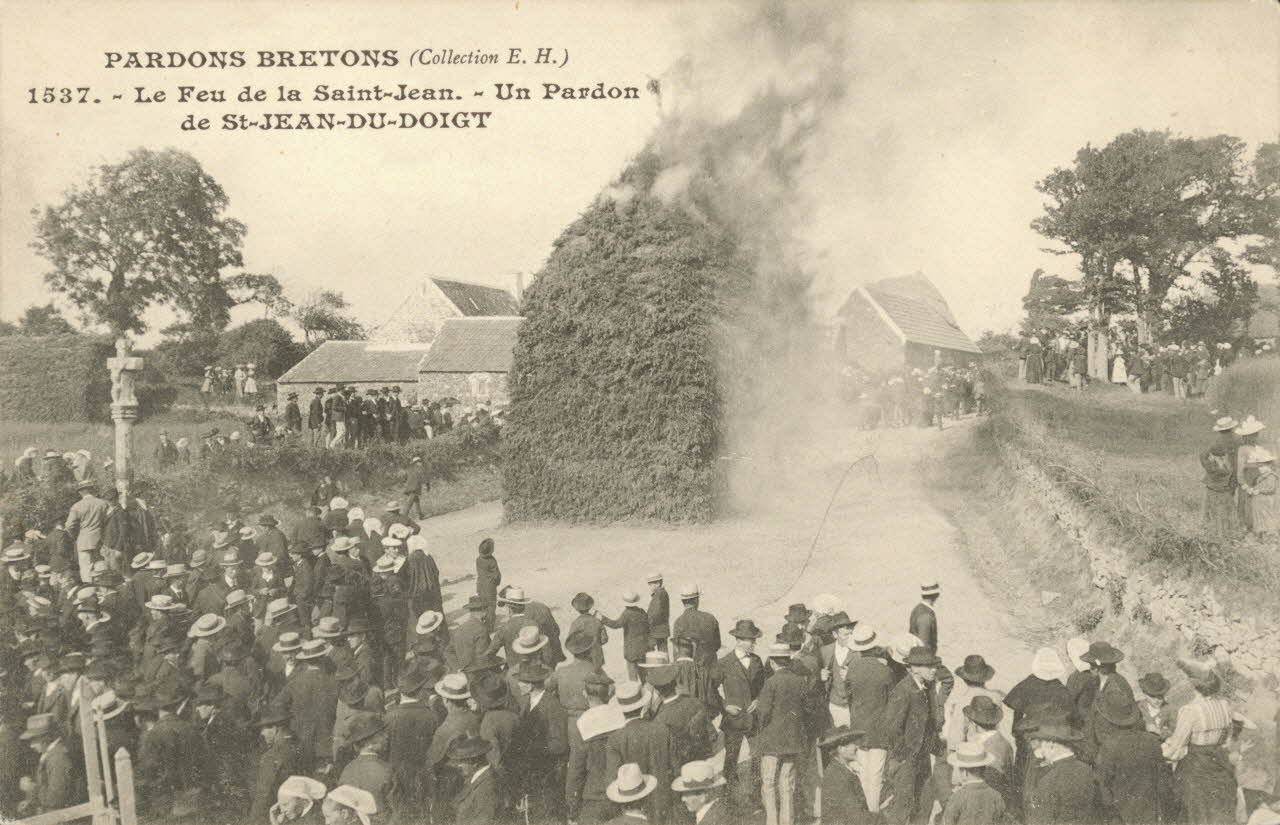 carte postale LE FEU DE LA SAINT JEAN Finistère 1903-1920 020338 Photo