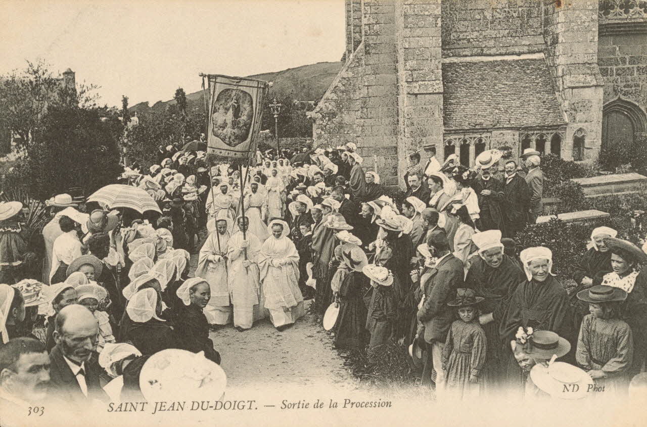 carte postale SORTIE DE LA PROCESSION Finistère 1903-1920 020342 Photo