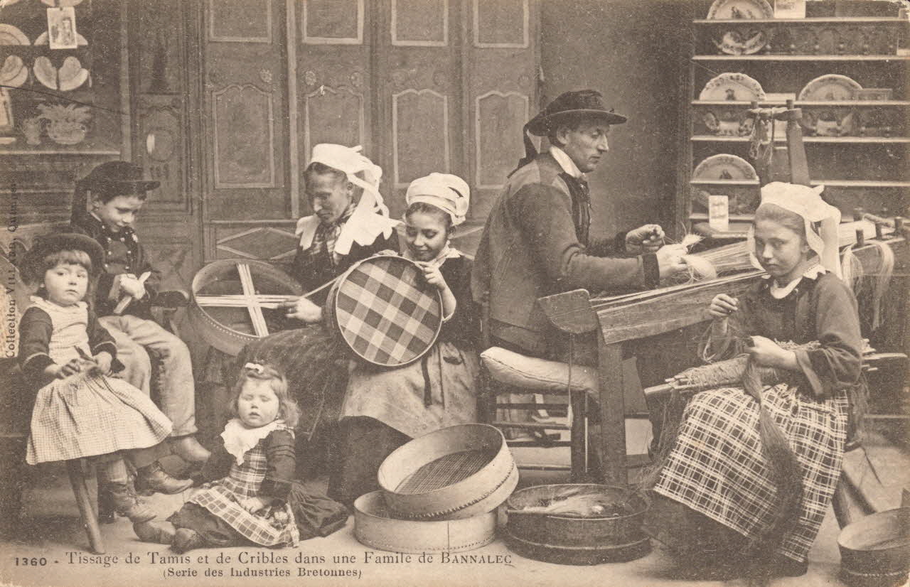 carte postale TISSAGE DE TAMIS CRIBLES FAMILLE Finistère 1903-1920 020365 Photo
