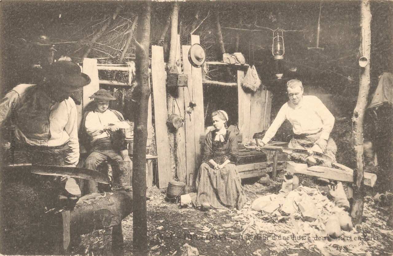 carte postale INTERIEUR D'UNE HUTTE DE SABOTIERS Finistère 1903-1920 020424 Photo