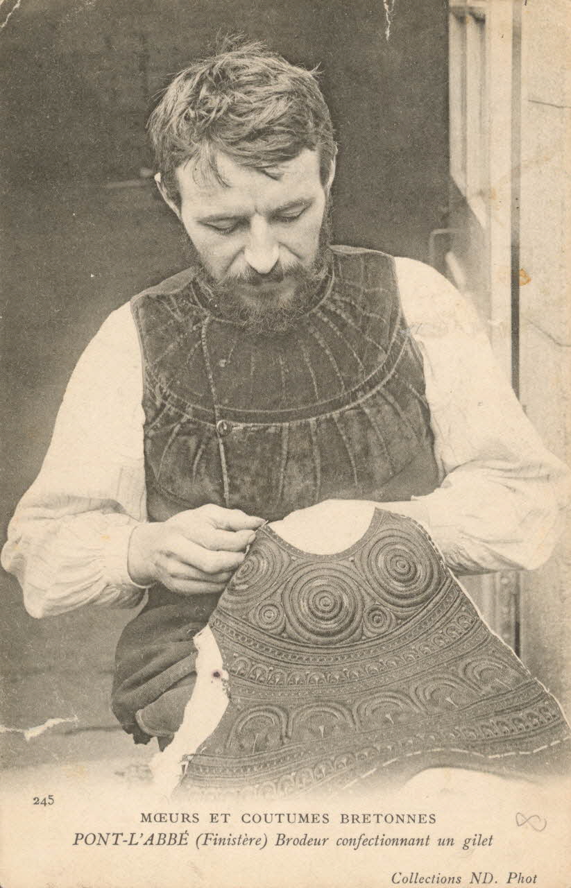 carte postale BRODEUR CONFCTIONNANT UN GILET Finistère 1906 020448 Photo