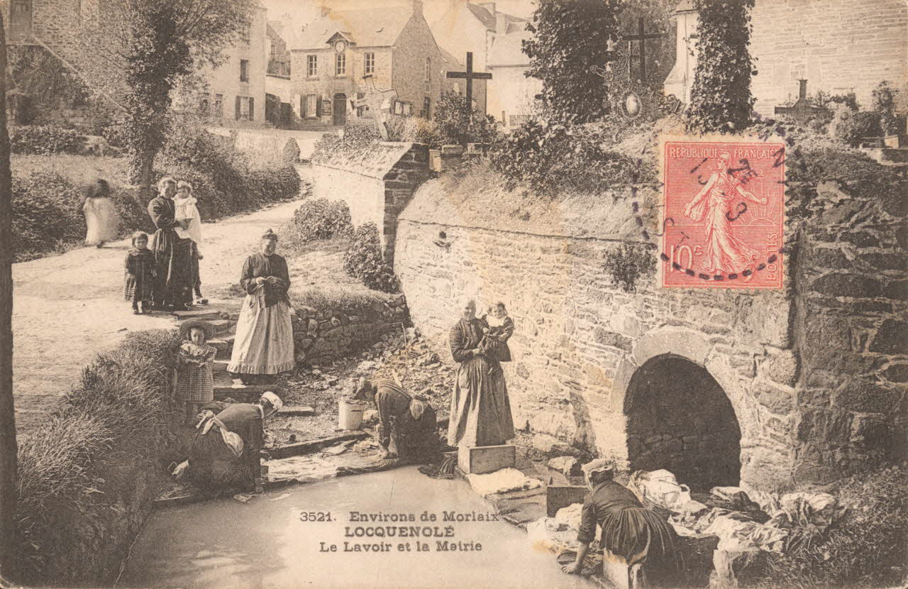 carte postale LE LAVOIR ET LA MAIRIE Finistère 1903-1920 020487 Photo