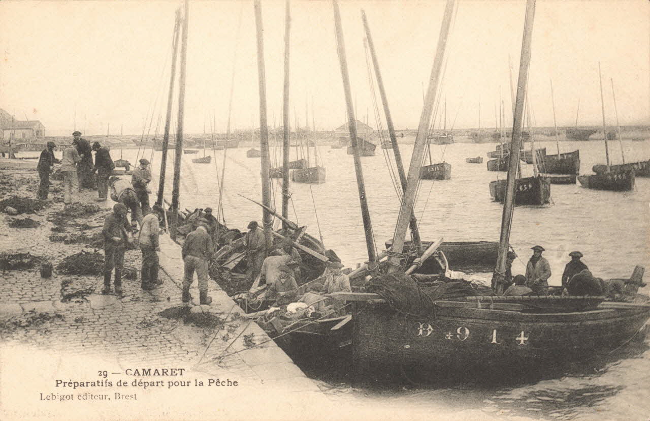 carte postale PREPARATIFS. DEPART POUR LA PECHE Finistère 1903 020531 Photo