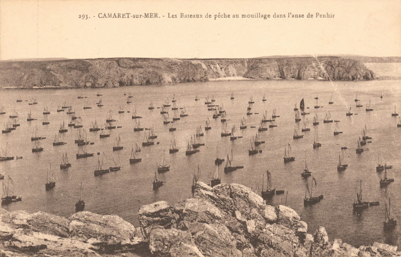 carte postale BATEAUX DE PECHE AU MOUILLAGE Finistère 1903-1920 020532 Photo