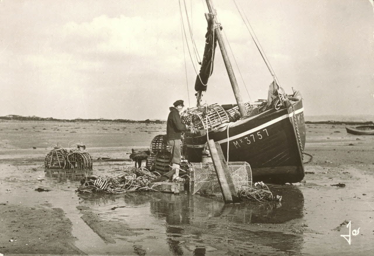 carte postale CARENTEC. PECHEUR SUR LA GREVE Finistère 1950 020533 Photo