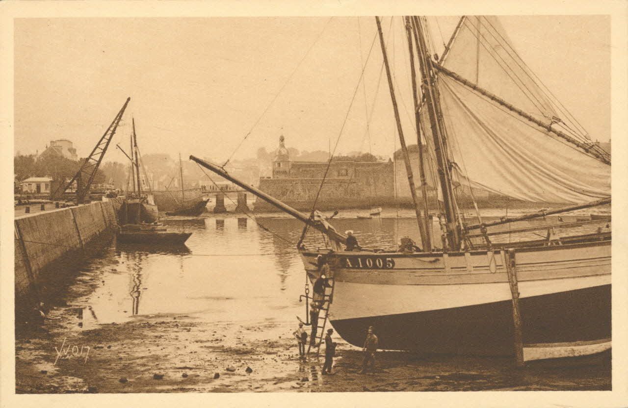 carte postale CONCARNEAU. BASSIN A MAREE BASSE Finistère 1921-1950 020556 Photo