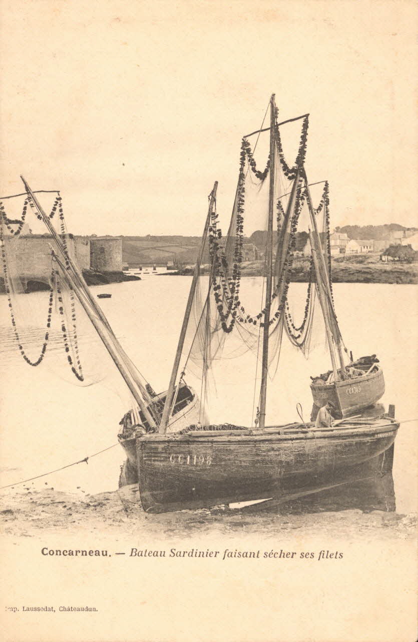 carte postale BATEAU FAISANT SECHER SES FILETS Finistère 1903 020581 Photo