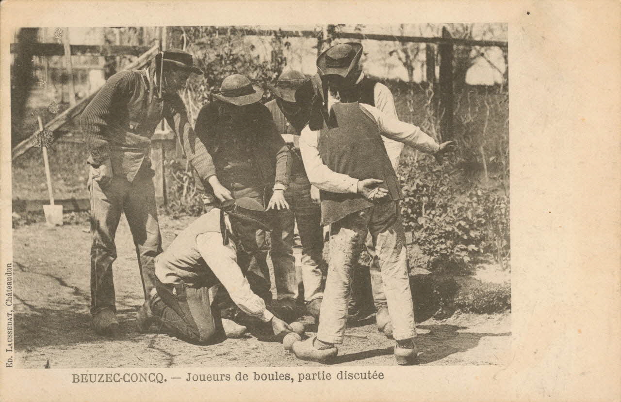 carte postale JOUEURS DE BOULES, PARTIE DISCUTEE Finistère 1903 020667 Photo
