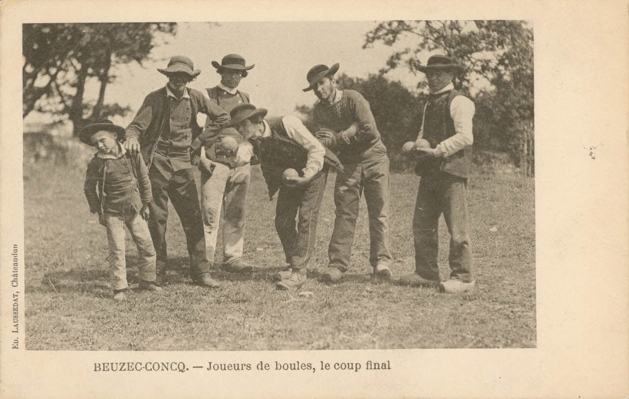 carte postale JOUEURS DE BOULES, LE COUP FINAL Finistère 1903 020668 Photo