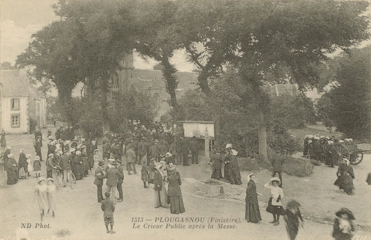 carte postale LE CRIEUR PUBLIC APRES LA MESSE Finistère 1903-1920 020687 Photo