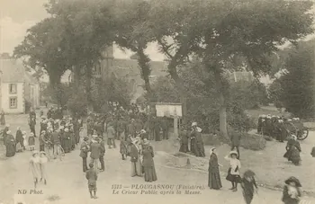 carte postale LE CRIEUR PUBLIC APRES LA MESSE Finistère 1903-1920 020687  Photo